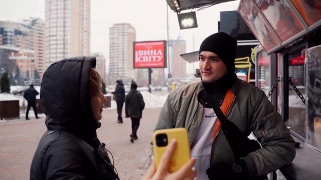 Перехожі відповідають на питання про Лесю Українку 🤭