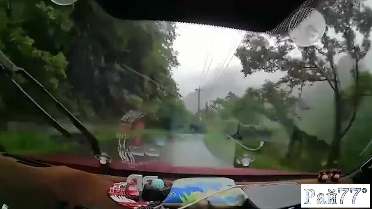 Валун угодил в лобовое стекло легковушки и шокировал супругов