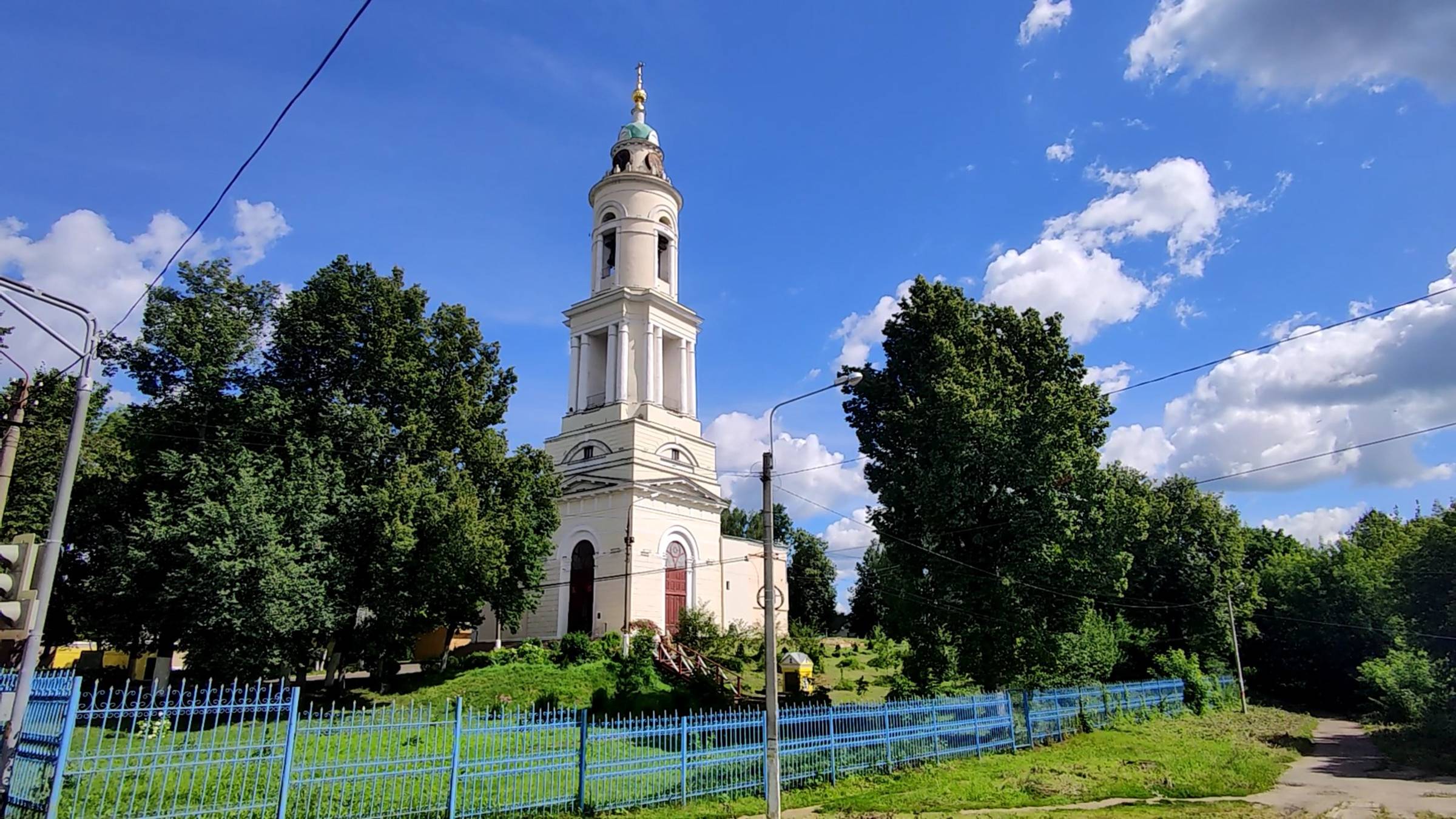 Церковь Воскресения Словущего и Дмитровская часовня-столб в Павловском Посаде.