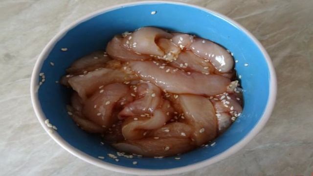 Куриная грудка с зеленым горошком и помидорами