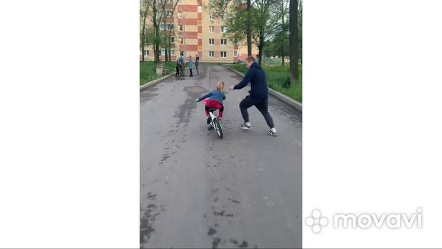 Алиса катается на велосипеде