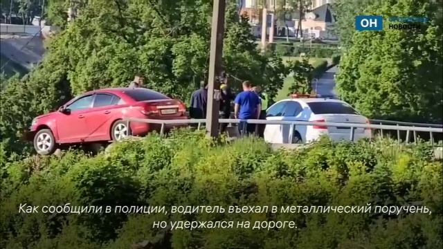 В центре Орла автомобиль чудом не рухнул с большой высоты