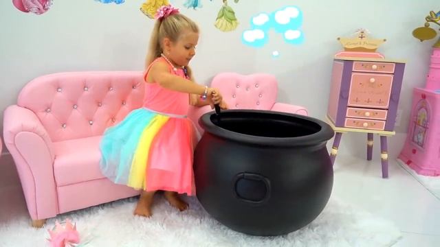 ДИАНА И РОМА - Диана играет с плюшевыми медведями
