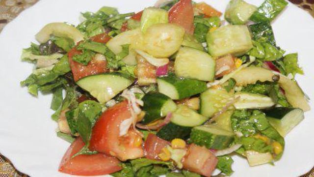 Овощной салат с кукурузой