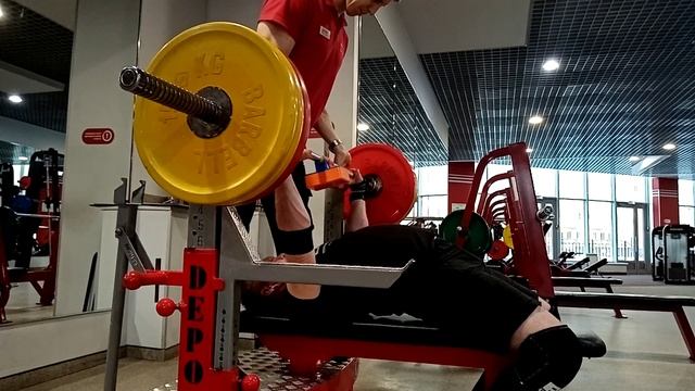 Жим штанги лёжа на средний брусок 130 на 3