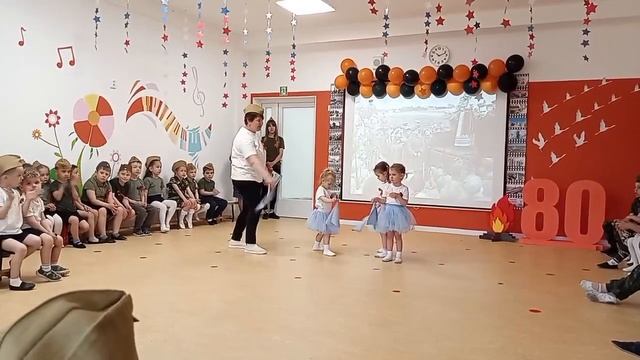 "Синий скромный платочек" – волнующее выступление малышей ко Дню Победы!