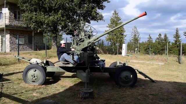 Стрельба из 37-мм зенитки