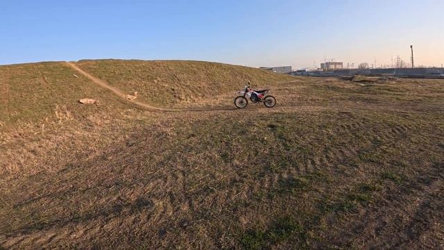 Эндуро прохват в поле , погоня за собакой