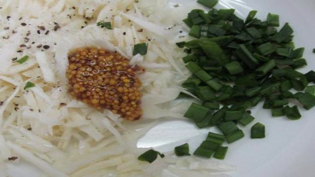 Капустный салат с помидором и мясом