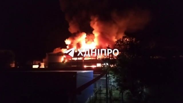 Кадры из Синельниково в Днепропетровской области где ночью "Герани" поразили здания предприятия ВСУ