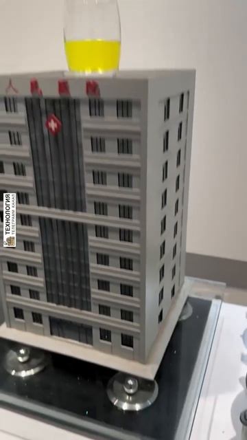 Демонстрационный стенд, предназначенный для наглядного моделирования сейсмостойкости зданий.