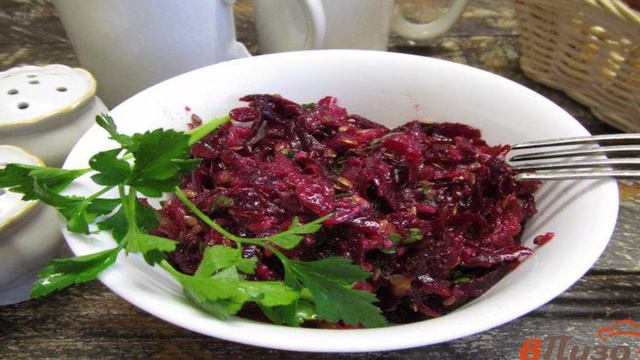 Салат из свеклы с соленым огурцом и хреном