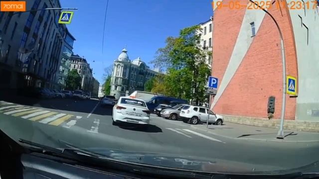 Момент ДТП в Мариуполе