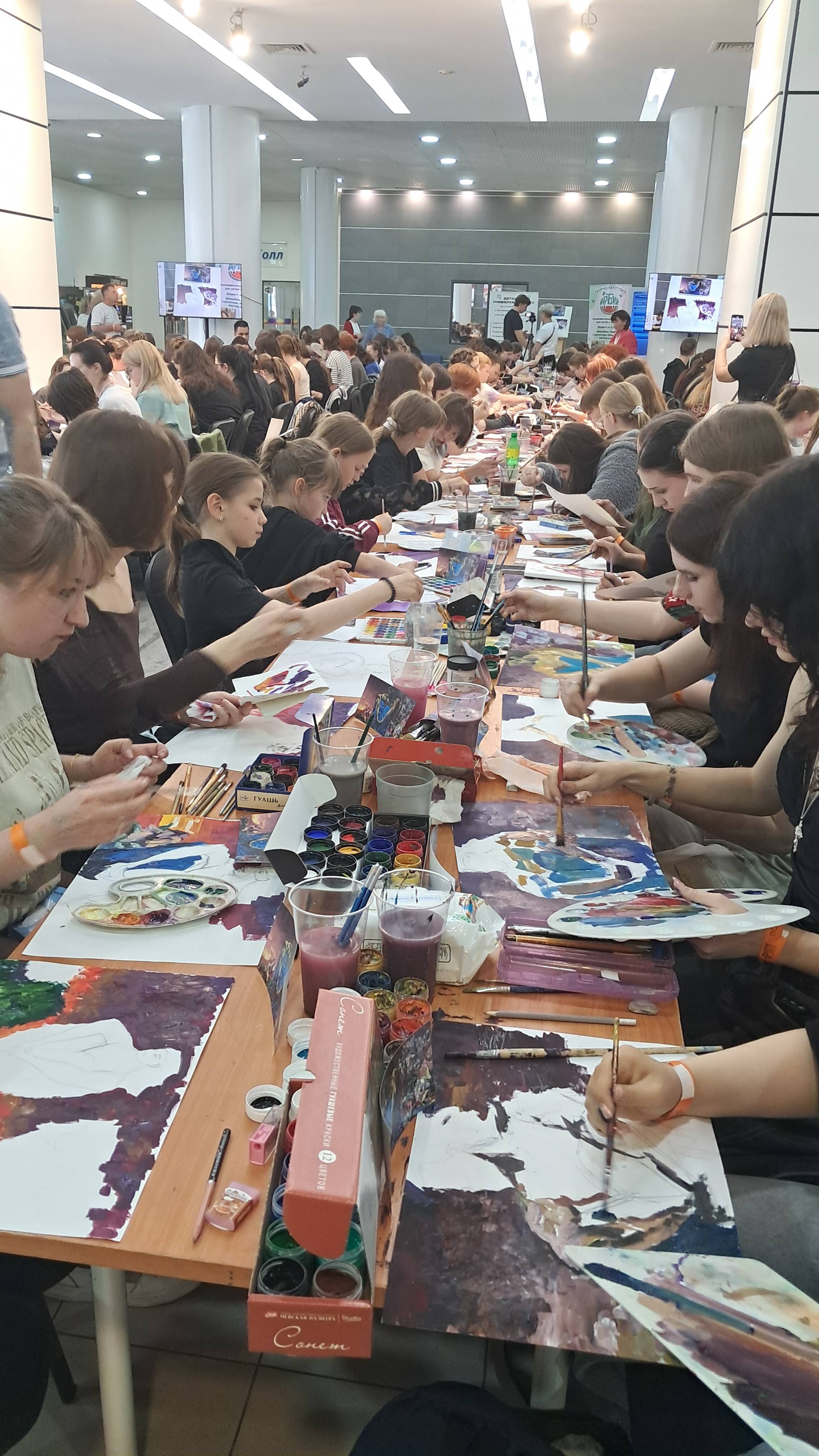 170 человек одновременно рисуют, как Врубель. Выставка "Арт-Ростов"