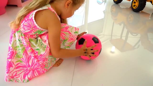 Диана и Рома - Диана и Рома играют с игрушечными кубиками