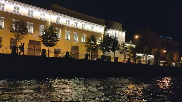 цирк Чинизелли ночью ,вид с воды