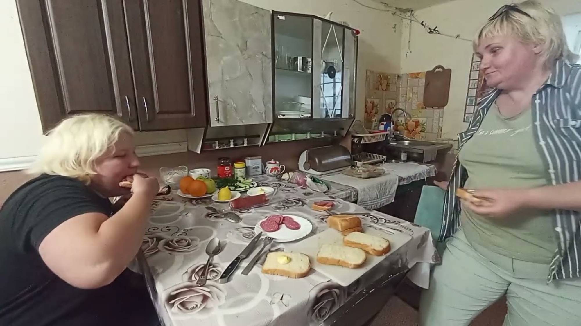 НАТАЛЬЯ ГУБАРЕВА. СЕЛИ С СЕСТРОЙ УЖИНАТЬ