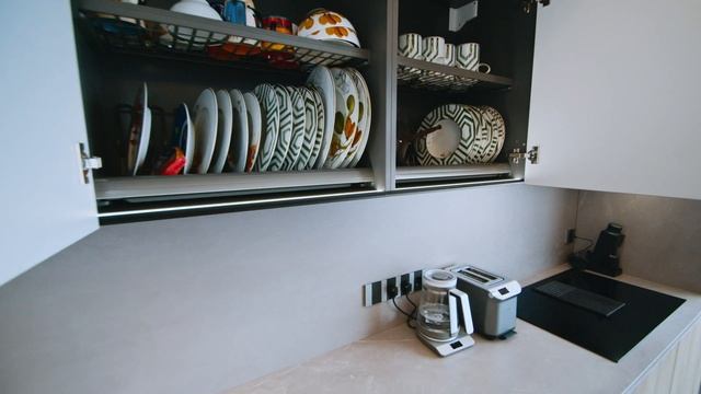 КУХОННЫЙ ГАРНИТУР  С КЕРАМИЧЕСКИМИ ФАСАДАМИ И СТОЛЕШН