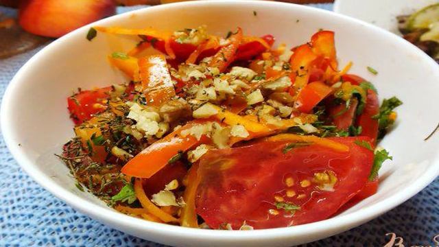 Салат из свежей тыквы с чабером и грецким орехом