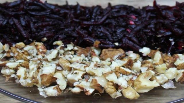 Салат фуршет со свеклой, черносливом и орехами