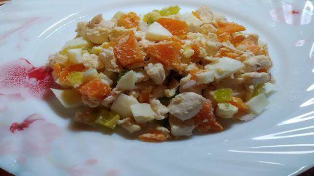 Салат из куриного филе и овощей