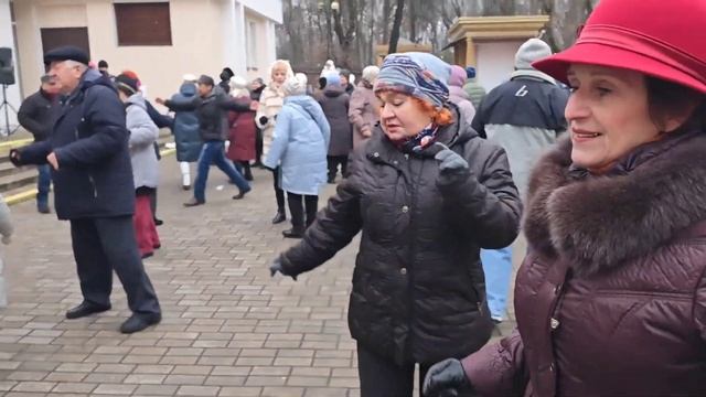 8.12.24г..."Белым цветом Сирень"... звучит на танцполе в Гом?
