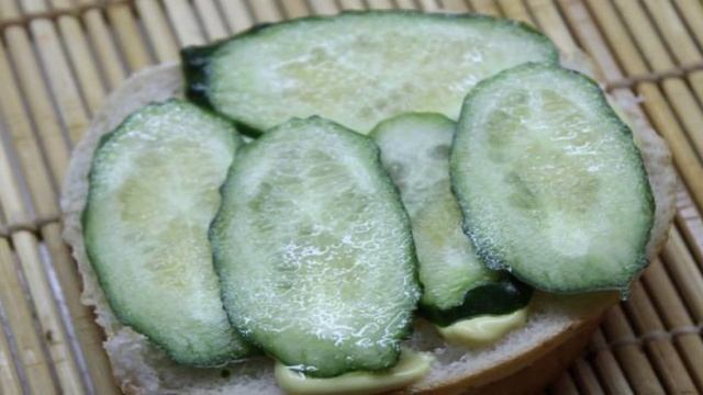 Мясной бургер с картошкой фри и овощным салатом