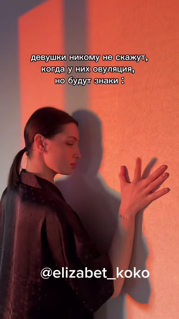 Мужчина в чёрной футболке страстно танцует 🤭