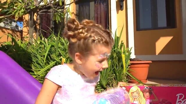 Рома и Диана Рома и Диана разыгрывают истории о вечеринке по случаю дня рождения