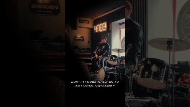 Миша (2 капитана) читает стихи на концерте 17/05