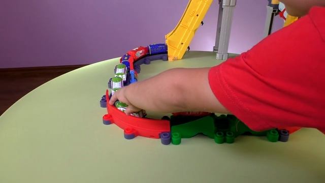 Рома и Диана Рома играет игрушками Паровозики из Чаггингтона