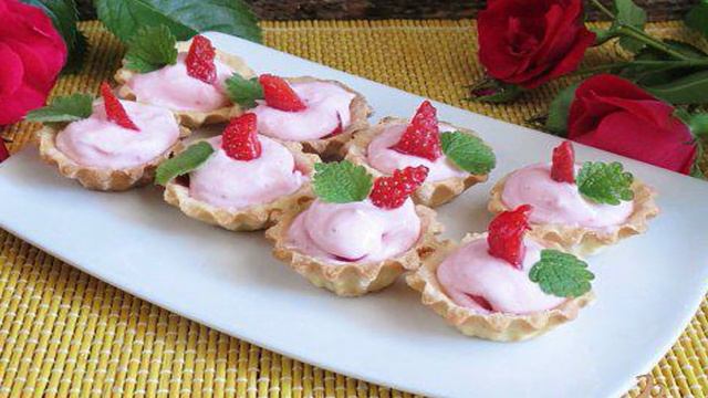 Тарталетки с творогом и клубникой