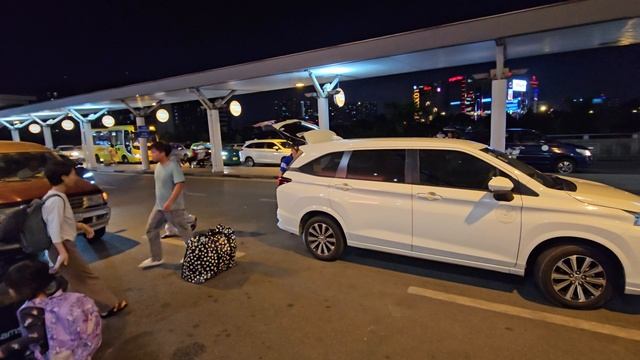 Аэропорт Хошимина,  перед прохождением паспортного контроля, перегруз в чемоданах, везём домой ром.