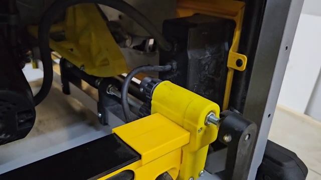 Dewalt DWE7492: Узел регулировки угла наклона пильного диска с редуктором
