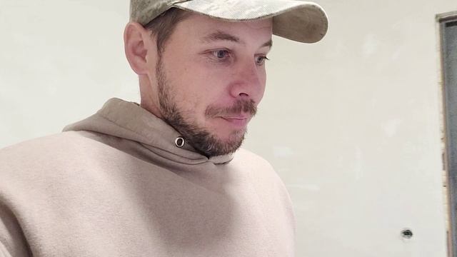 СТЕНЫ ГОТОВЫ МОЖНО КЛЕИТЬ ОБОИ УСТАНОВИЛ ОКНО СЛАМАЛАСЬ МАШИНА ОПЯТЬ ПОПАЛ НА ДЕНЬГИ