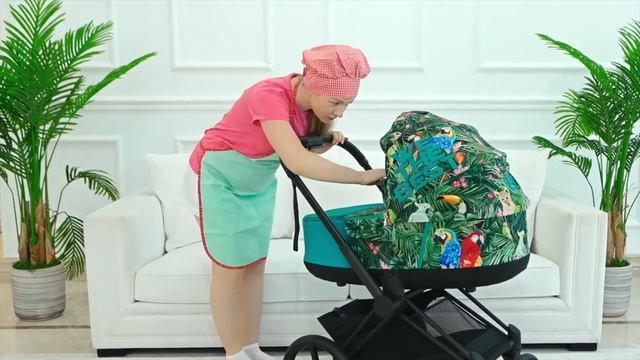 ДИАНА И РОМА - Рома одягає костюм-невидимку