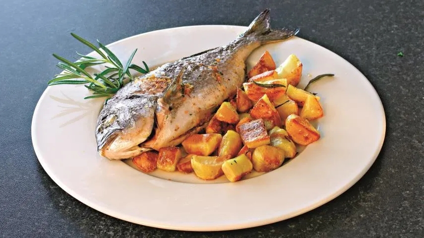 Дорадо на овощной подушке...🐟🍅🍽😋    Рецепт в описании ✍️
