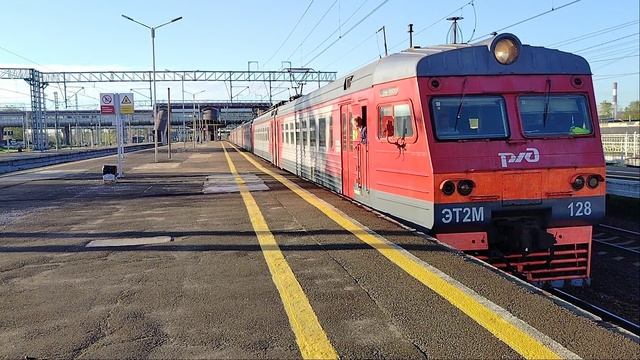 20 мая 2025 Электропоезд ЭТ2М-128 Сообщением Любань-Санкт-Петербург Отправляется с платформы Обухово