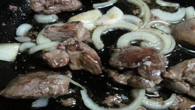 Теплый салат из куриной печени