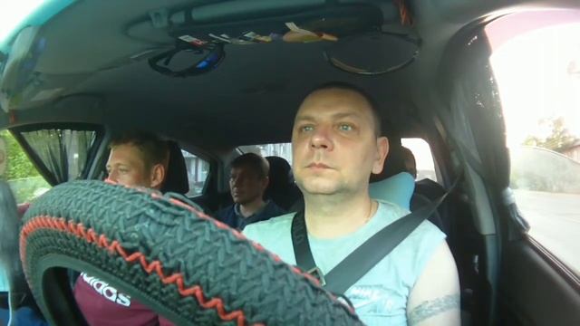 Типичные пассажиры такси в праздник день России.