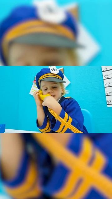 Крис играет в полицейского