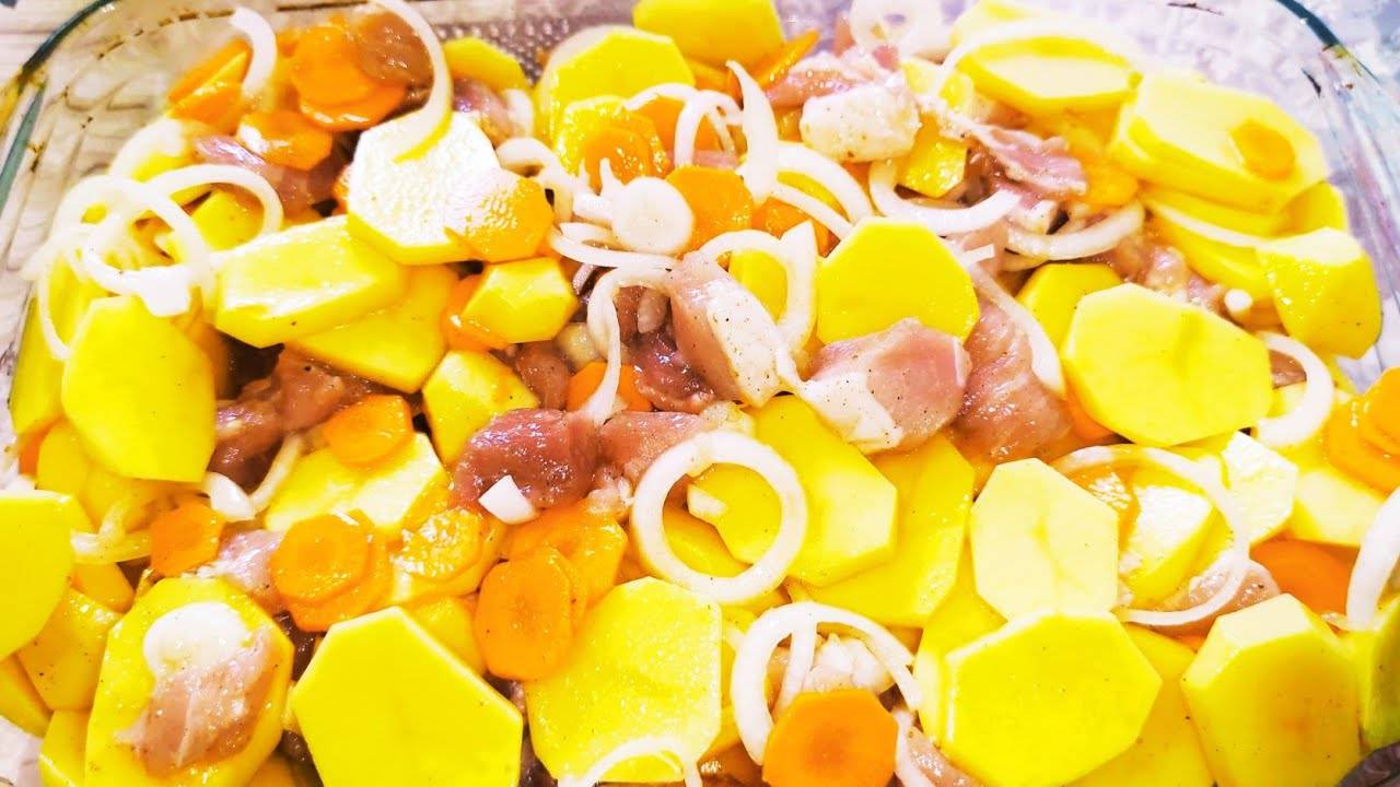 картошка с мясом в духовке ! получается очень вкусно готовится легко и просто