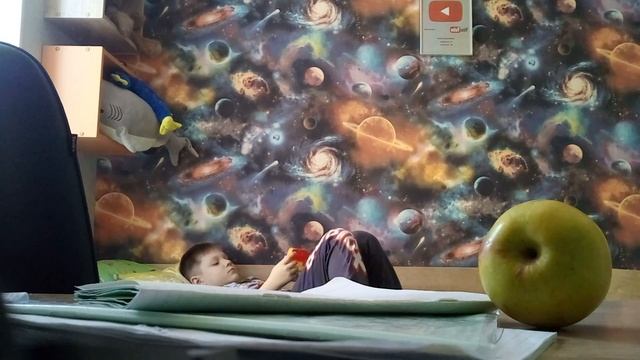 упал под кроватью