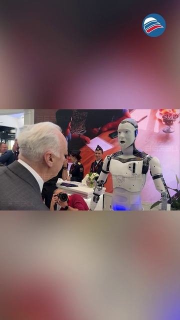 «Присесть можешь?»: глава СК проверил, можно ли посадить робота-пристава