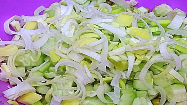 Салат с консервированной скумбрией