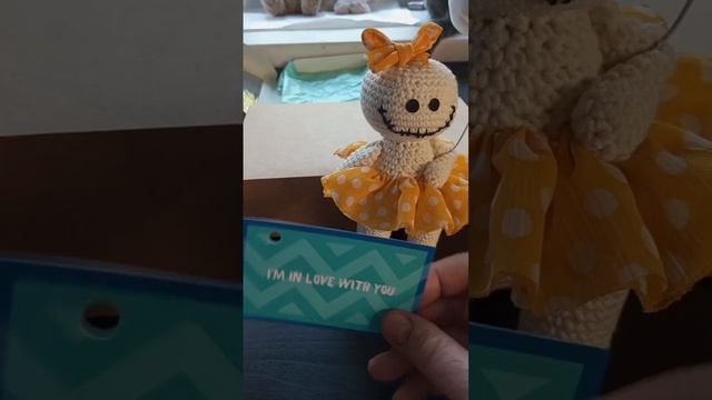 распаковка, прикольная кукла в подарочной коробочке #эмоции #fun #crochet #мемы #прикол #любовь