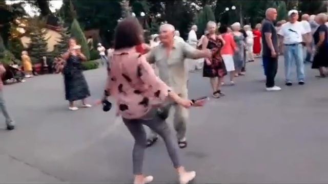 Букет из белых роз Танцы в парке г Харьков. 3 года назад