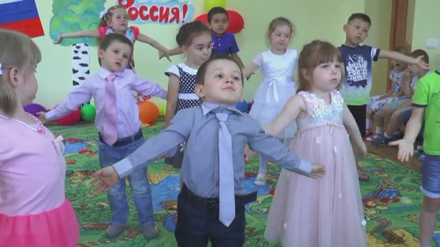 танец Разноцветная игра // Детский сад