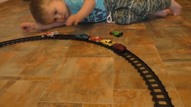 Рома и Диана ★ ПАРОВОЗИК из машинок Хот Виллс Train from hot wheels Развлечение для детей Entertainm