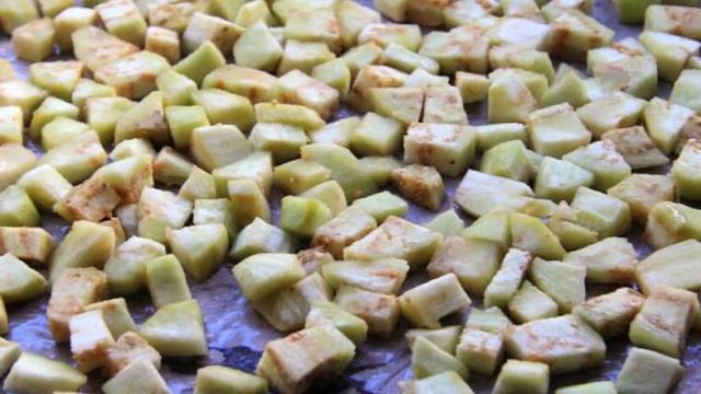 Салат с баклажанами, сыром и яйцами